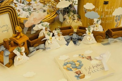 Table décorée pour une fête avec des donuts glacés bleus, des cubes décoratifs et des desserts variés sur des supports en…