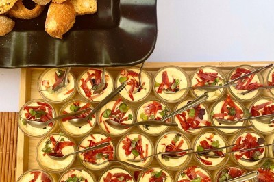 Table décorée pour une fête avec des donuts glacés bleus, des cubes décoratifs et des desserts variés sur des supports en…