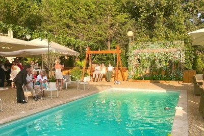 Table décorée pour une fête avec des donuts glacés bleus, des cubes décoratifs et des desserts variés sur des supports en…