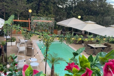 Table décorée pour une fête avec des donuts glacés bleus, des cubes décoratifs et des desserts variés sur des supports en…