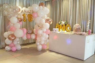 Table décorée pour une fête avec des donuts glacés bleus, des cubes décoratifs et des desserts variés sur des supports en…