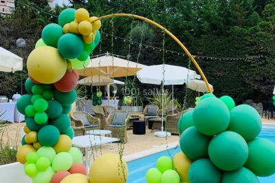 Table décorée pour une fête avec des donuts glacés bleus, des cubes décoratifs et des desserts variés sur des supports en…