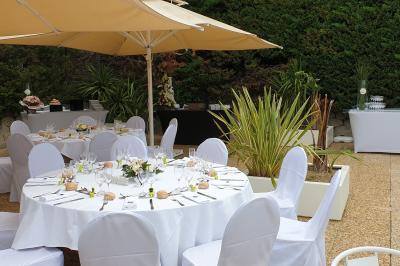 Table décorée pour une fête avec des donuts glacés bleus, des cubes décoratifs et des desserts variés sur des supports en…