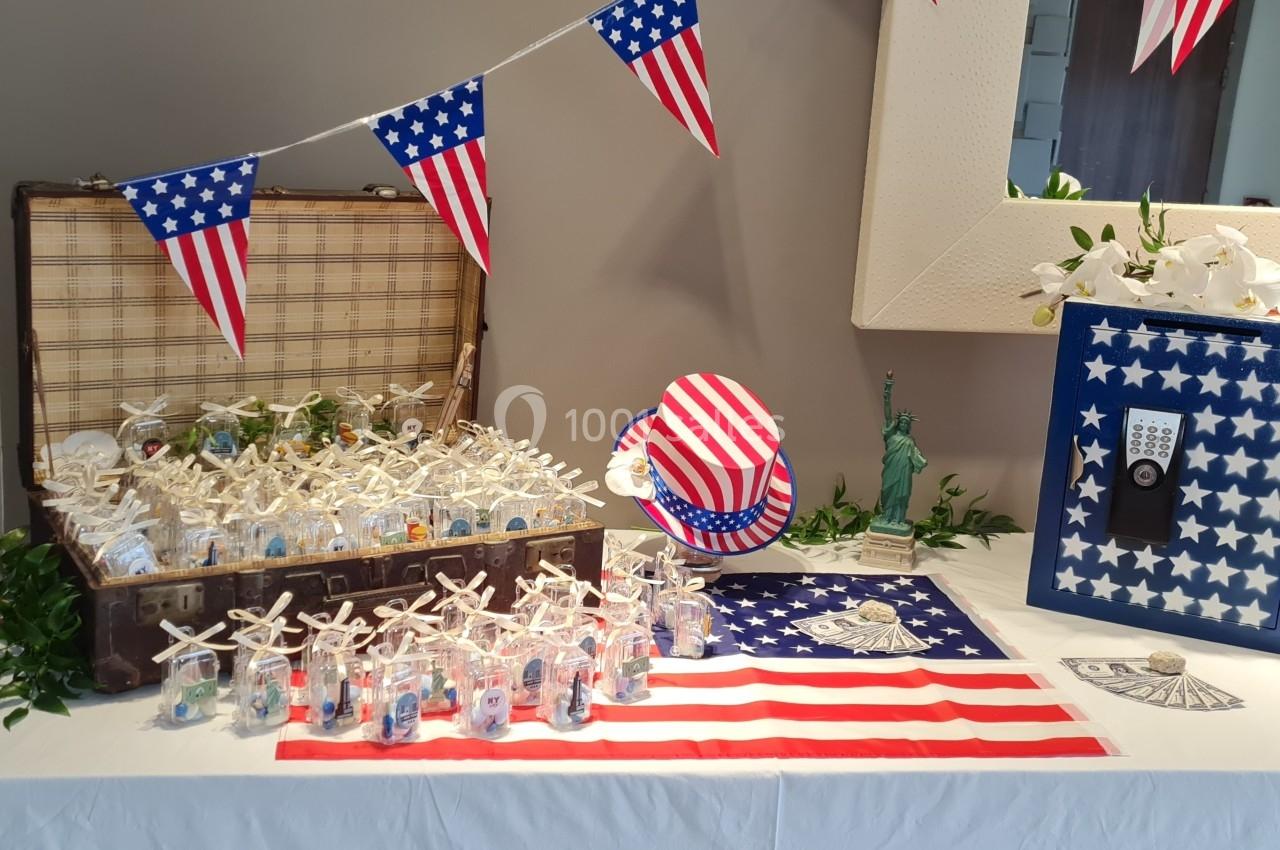 Décoration de table sur le thème des États-Unis avec drapeaux, souvenirs et éléments patriotiques.