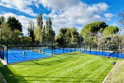 Salle aménagée avec des rangées de chaises rouges alignées, prête pour un événement ou une réunion.