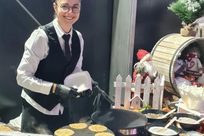 Salle aménagée avec des rangées de chaises rouges alignées, prête pour un événement ou une réunion.