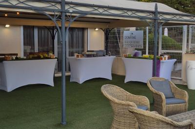 Salle aménagée avec des rangées de chaises rouges alignées, prête pour un événement ou une réunion.