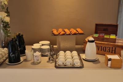 Salle aménagée avec des rangées de chaises rouges alignées, prête pour un événement ou une réunion.