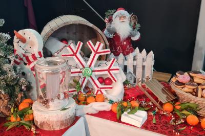 Salle aménagée avec des rangées de chaises rouges alignées, prête pour un événement ou une réunion.