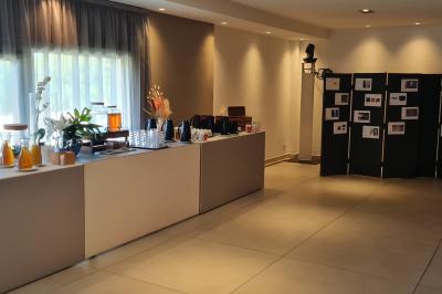 Salle aménagée avec des rangées de chaises rouges alignées, prête pour un événement ou une réunion.