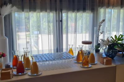 Salle aménagée avec des rangées de chaises rouges alignées, prête pour un événement ou une réunion.