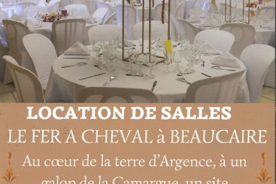 Miniature Location salle Beaucaire (Gard) - Le Fer à Cheval #10 Salle de réception décorée avec des tables rondes, nappes blanches, chandeliers et fleurs, sous une charpente en bois.