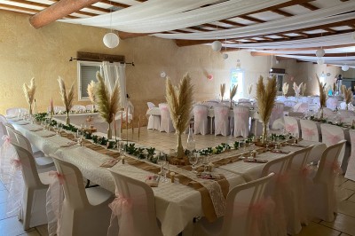 Miniature Location salle Beaucaire (Gard) - Le Fer à Cheval #3 Salle de réception décorée avec des tables rondes, nappes blanches, chandeliers et fleurs, sous une charpente en bois.