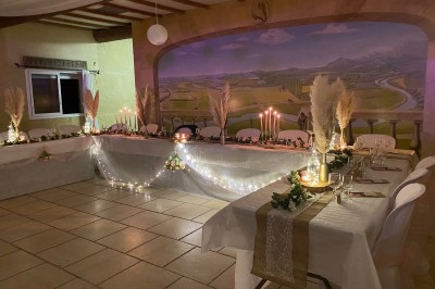 Miniature Location salle Beaucaire (Gard) - Le Fer à Cheval #6 Salle de réception décorée avec des tables rondes, nappes blanches, chandeliers et fleurs, sous une charpente en bois.