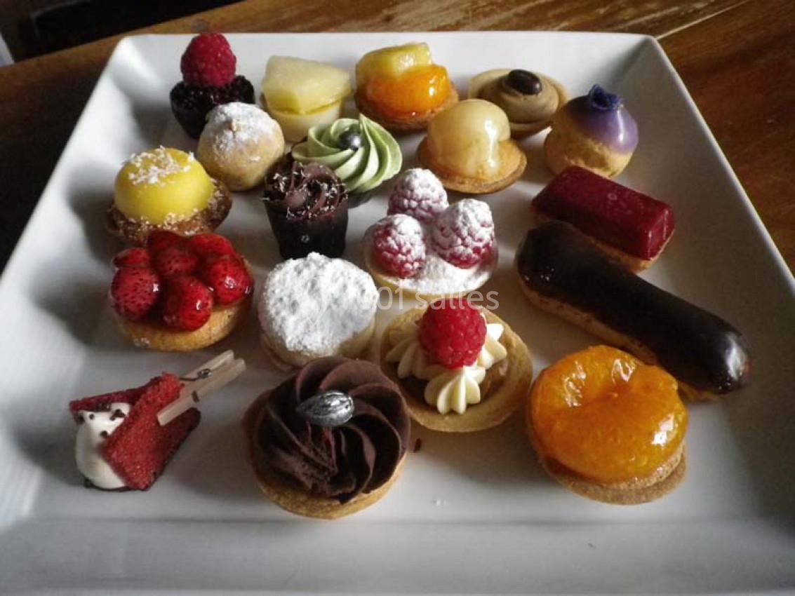 Assortiment de mini-pâtisseries variées disposées sur une assiette blanche.