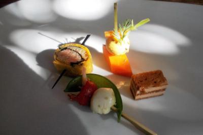 Corbeille garnie de fruits variés et fleurs décoratives, posée sur une table dans un environnement faiblement éclairé.