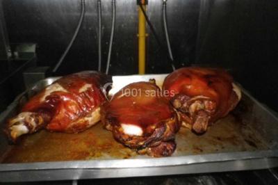 Corbeille garnie de fruits variés et fleurs décoratives, posée sur une table dans un environnement faiblement éclairé.
