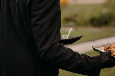 Plateau de bouchées apéritives variées présentées sur des supports en bois, avec une pancarte ’Cocktail’.