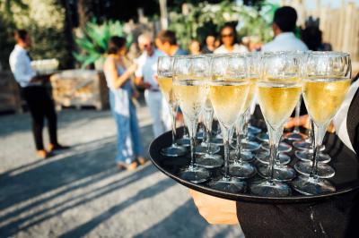 Plateau de bouchées apéritives variées présentées sur des supports en bois, avec une pancarte ’Cocktail’.