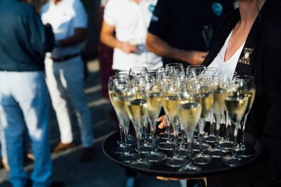 Plateau de bouchées apéritives variées présentées sur des supports en bois, avec une pancarte ’Cocktail’.