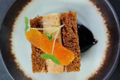 Plateau de bouchées apéritives variées présentées sur des supports en bois, avec une pancarte ’Cocktail’.