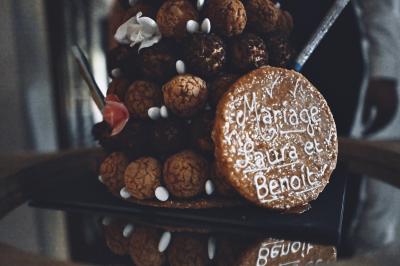 Plateau de bouchées apéritives variées présentées sur des supports en bois, avec une pancarte ’Cocktail’.
