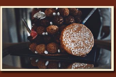 Plateau de bouchées apéritives variées présentées sur des supports en bois, avec une pancarte ’Cocktail’.