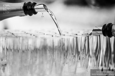 Plateau de bouchées apéritives variées présentées sur des supports en bois, avec une pancarte ’Cocktail’.