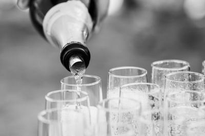 Plateau de bouchées apéritives variées présentées sur des supports en bois, avec une pancarte ’Cocktail’.