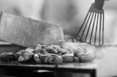 Plateau de bouchées apéritives variées présentées sur des supports en bois, avec une pancarte ’Cocktail’.