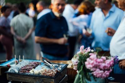 Viande en morceaux grillant sur une plaque chauffante, retournée à l'aide d'une spatule métallique.