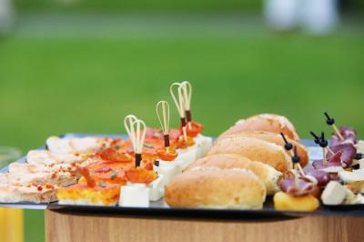 Viande en morceaux grillant sur une plaque chauffante, retournée à l'aide d'une spatule métallique.