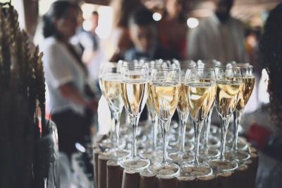 Viande en morceaux grillant sur une plaque chauffante, retournée à l'aide d'une spatule métallique.