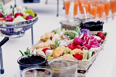 Miniature Traiteur Aix-en-Provence (Bouches-du-Rhône) - Carré Gourmand #8 Une mariée en robe blanche tient un bouquet dans une salle décorée pour un mariage, avec un homme en costume bleu derrière…