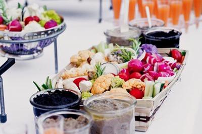 Miniature Traiteur Aix-en-Provence (Bouches-du-Rhône) - Carré Gourmand #25 Une mariée en robe blanche tient un bouquet dans une salle décorée pour un mariage, avec un homme en costume bleu derrière…