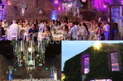 Chemin bordé d'arbres menant à un kiosque en bois avec un toit en tuiles, entouré de verdure.