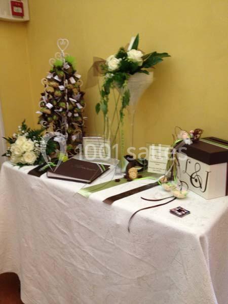 Table décorée pour un mariage avec fleurs blanches, livre d'or, boîte à messages et arbre à dragées.