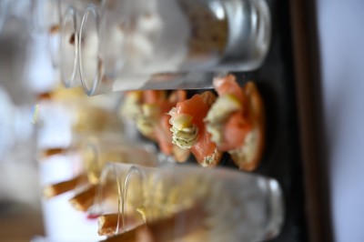 Miniature degustation de verrines en verre pas de plastiques dans nos buffets Salle de restaurant lumineuse avec tables dressées, chaises colorées et grandes baies vitrées donnant sur une terrasse.