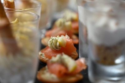 Plateau de verrines et amuse-bouches variés, disposés sur une ardoise pour un service élégant.