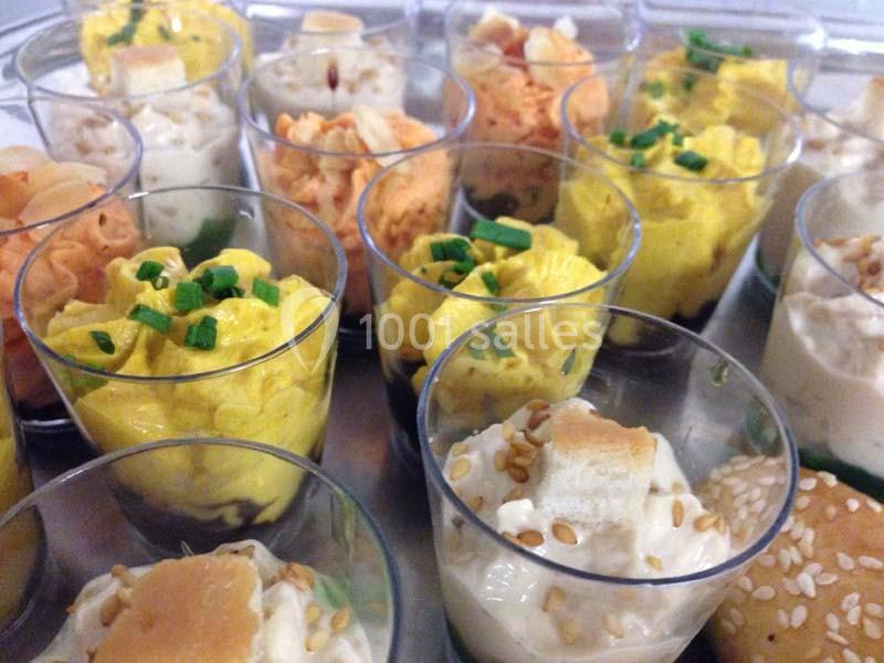 Assortiment de verrines colorées garnies de mousses salées, décorées de ciboulette, sésame et croûtons.