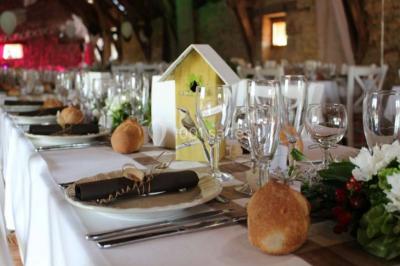 Un chef pâtissier décore un dessert raffiné dans une cuisine professionnelle.