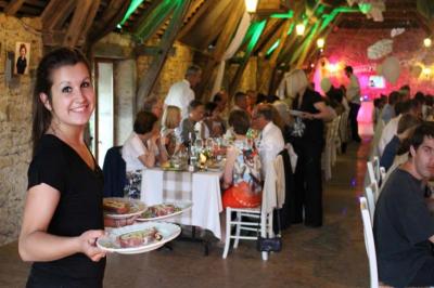 Un chef pâtissier décore un dessert raffiné dans une cuisine professionnelle.