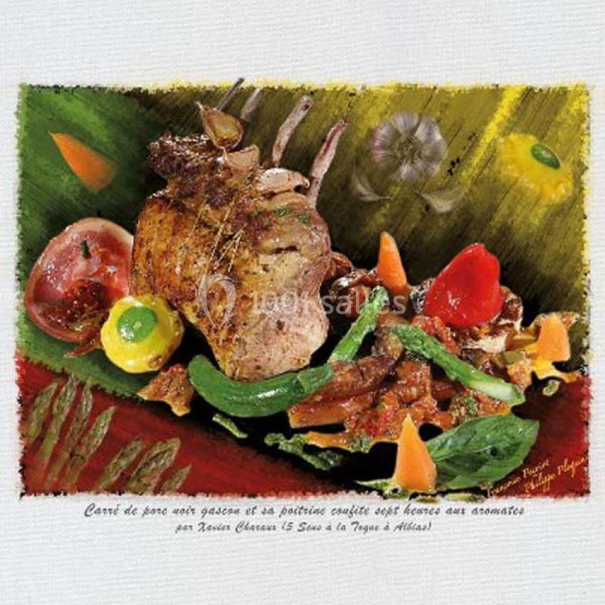 Carré de porc rôti accompagné de légumes colorés et d'une garniture confite, présenté sur un fond artistique.