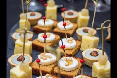 Un chef pâtissier décore un dessert raffiné dans une cuisine professionnelle.