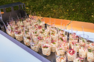 Un chef pâtissier décore un dessert raffiné dans une cuisine professionnelle.