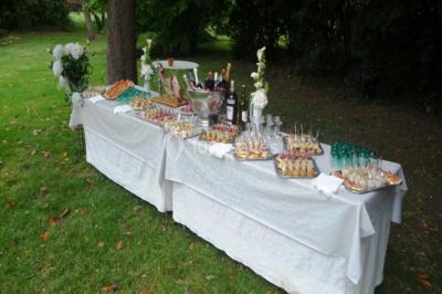 Miniature Traiteur Montauban (Tarn-et-Garonne) - 5 Sens A La Toque #5 Un chef pâtissier concentré décore un dessert coloré dans une cuisine professionnelle.