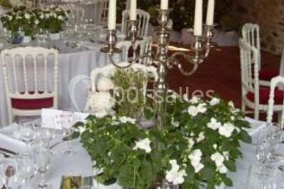 Miniature Traiteur Montauban (Tarn-et-Garonne) - 5 Sens A La Toque #10 Un chef pâtissier concentré décore un dessert coloré dans une cuisine professionnelle.