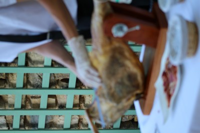 Miniature Traiteur Montauban (Tarn-et-Garonne) - 5 Sens A La Toque #17 Un chef pâtissier concentré décore un dessert coloré dans une cuisine professionnelle.