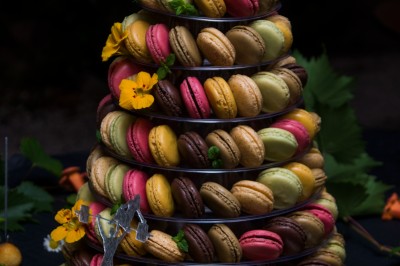 Miniature Traiteur Montauban (Tarn-et-Garonne) - 5 Sens A La Toque #22 Un chef pâtissier concentré décore un dessert coloré dans une cuisine professionnelle.