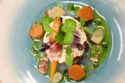 Miniature Traiteur Montauban (Tarn-et-Garonne) - 5 Sens A La Toque #28 Un chef pâtissier concentré décore un dessert coloré dans une cuisine professionnelle.